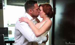 Грудастая дама облизывает стоячий хер босса