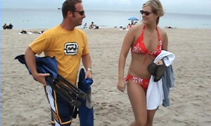 Мужчина в возрасте снял красотку на пляже и выебал ее