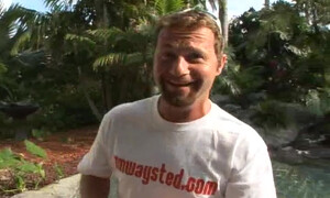 Мужчина в возрасте шпилится с двумя грудастыми бабами на природе