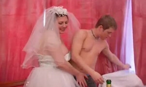 Молодой жених раком трахает зрелую невесту с большими сиськами