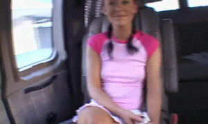 Ебет молодую при жене в домашнем групповом порно