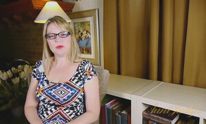 Взрослая тетя в очках щупает сиськи и красиво мастурбирует