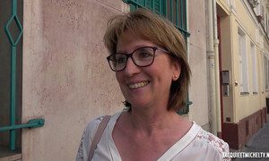 Пикапер развел на секс зрелую женщину в очках и дал ей в рот