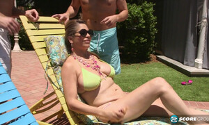 Взрослая женщина трахается с двумя сразу до оргазма