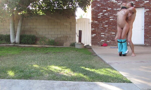 Зрелая пара трахается со стонами в бассейне на зависть всем соседям