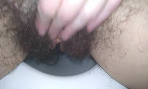 Мама с волосатой киской писает в унитаз и мастурбирует щелку