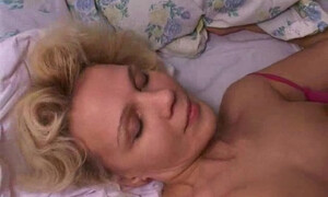 Школьник активно трахает пошлую бабушку в порно видео